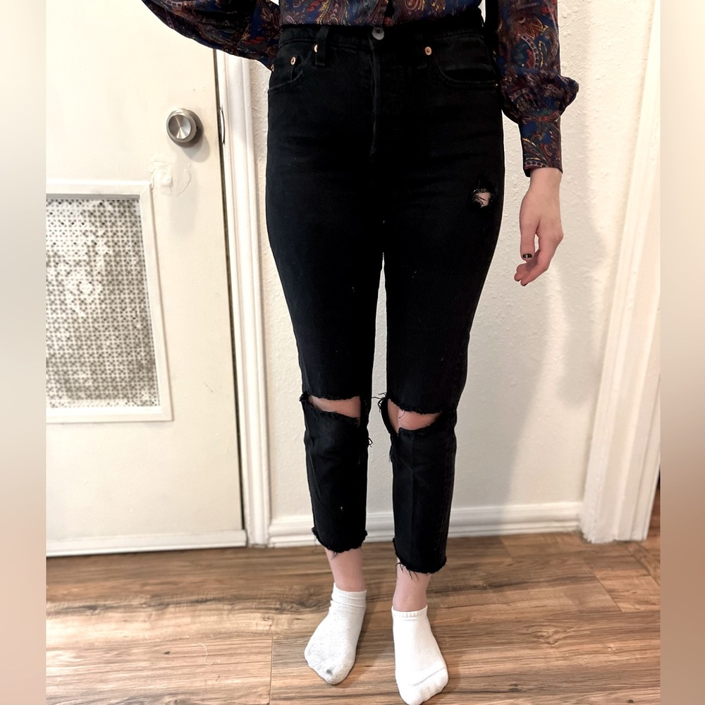 Distressed Levi’s Wedgie Jean with Raw Hem in Black
Size 25